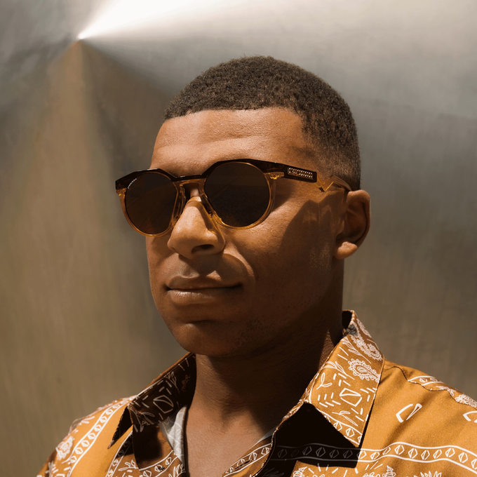Sluneční brýle OAKLEY HSTN Kylian Mbappé Signature Series Prizm Tungsten Lenses / Dark Amber & Light Curry Frame