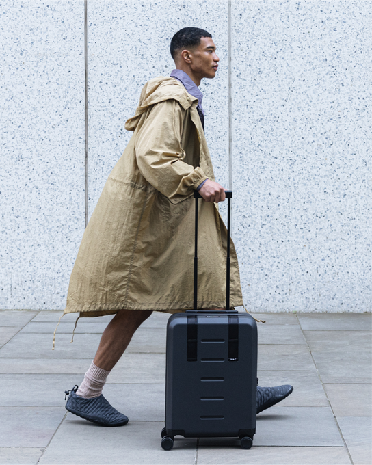 Cestovní kufr Db Ramverk Carry-on Black Out - 2025/26