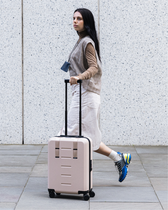 Cestovní kufr Db Ramverk Carry-on Fogbow Beige - 2024/25